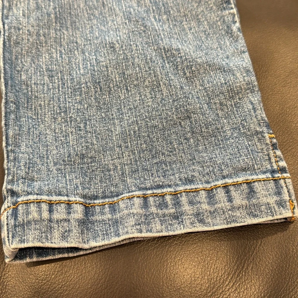 Levi’s Classic Slim Capris - Picture 4 of 4